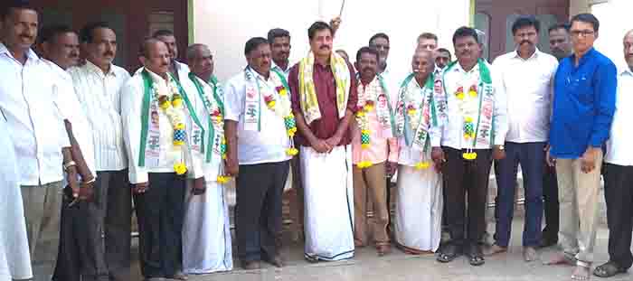 ಕಡೂರು: ಕಾಂಗ್ರೆಸ್ ಬೆಂಬಲಿಗರು ಜೆಡಿಎಸ್ ಸೇರ್ಪಡೆ